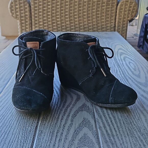 TOMS Desert Wedge Black Suede Lace-up Short Boots Booties Women 8.5 - Picture 1 of 9
